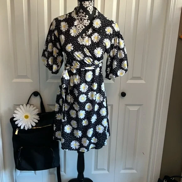 🌼Size 2 Super cute black w/white & yellow daisies & white dots maternity dress - Picture 3 of 15